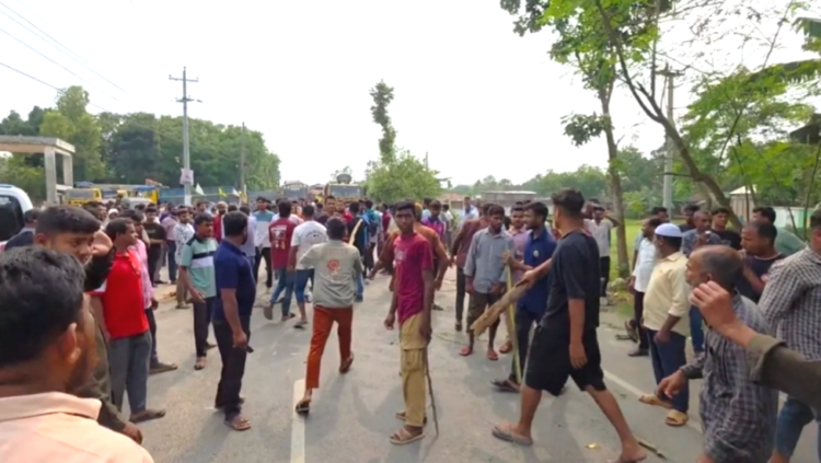 ঠাকুরগাঁওয়ে পাম্পে তেল নিতে গিয়ে হাতাহাতি মহাসড়ক অবরুদ্ধ