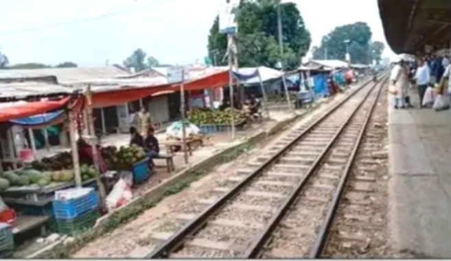 রেলপথ ঘেঁষে গড়ে উঠেছে অসংখ্য দোকান, আত্রাইয়ে দুর্ঘটনার শঙ্কা