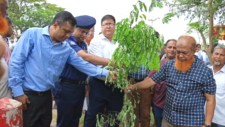 বাগেরহাটে বৃক্ষরোপণ কার্যক্রমের উদ্বোধন