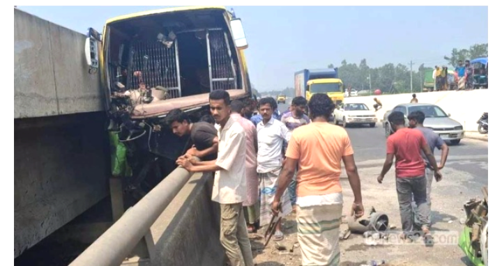 রায়গঞ্জে যাত্রীবাহী বাস দূর্ঘটনায় প্রাণ গেল ৩ জনের