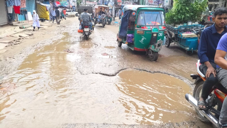 সোনাগাজীর পৌর শহরে সামান্য বৃষ্টিতে জনদুর্ভোগ