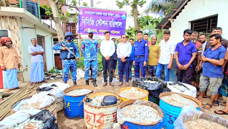 ঝালকাঠী’র নলছিটিতে কোস্ট গার্ডের অভিযানে ৪২ মন জাটকা জব্দ, জরিমানা