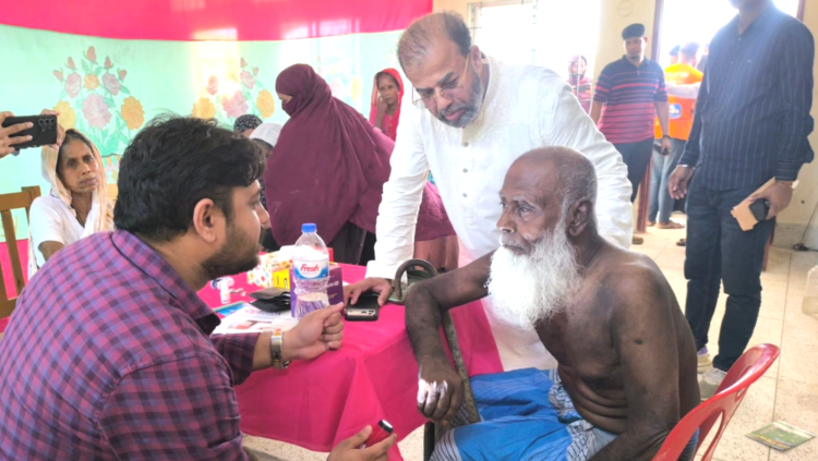 মোংলার পেডিখালি মাঠে চক্ষু শিবির: পরিবেশমন্ত্রী ড. শেখ ফরিদুল ইসলামের সক্রিয় উপস্থিতি