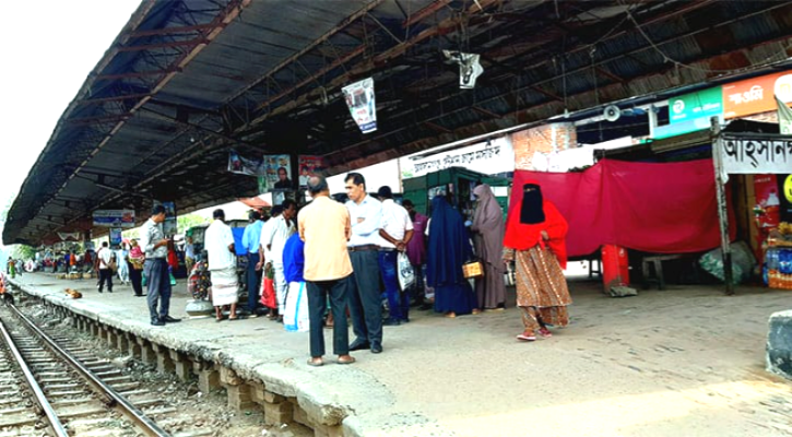 আত্রাই স্টেশনে দুর্ঘটনা: চলন্ত ট্রেন থেকে নামতে গিয়ে পুলিশ সদস্যের দুই পা বিচ্ছিন্ন