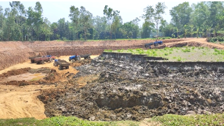 মাটি খেকো দের কাছে জিম্মি এলাকাবাসী নিরব ভূমিকায় প্রশাসন জনমনে প্রশ্ন