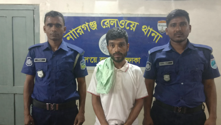 কিশোরগঞ্জ রেলওয়ে স্টেশনে পুলিশের হানা: ২ কেজি গাঁজাসহ ধরা পড়ল ২ কারবারি