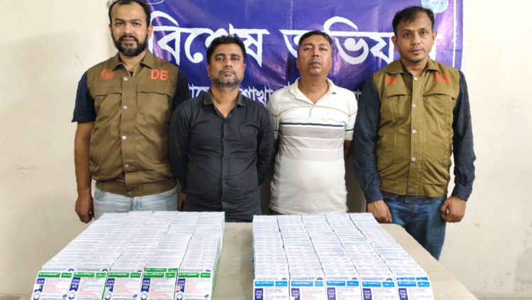 ডিবির অভিযানে বিপুল নেশাজাতীয় ইনজেকশনসহ দুই মাদক ব্যবসায়ীকে গ্রেফতার করেছে