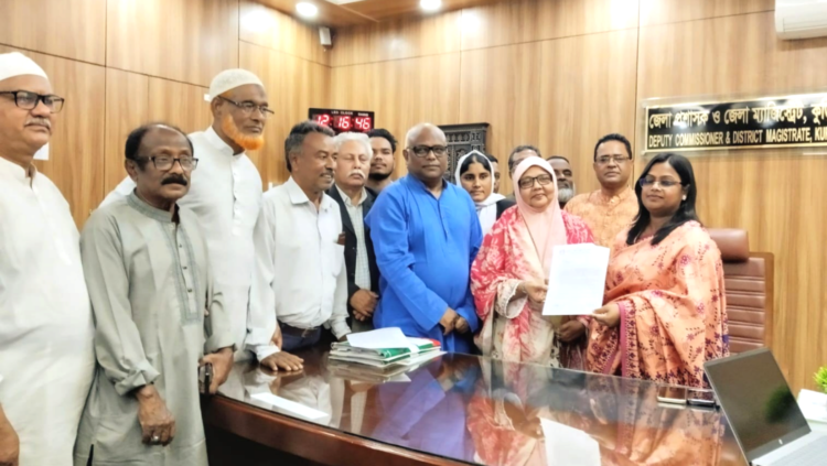 ইংরেজ আমলে নির্মিত রেল যোগাযোগ চালুর দাবিতে জেলা প্রশাসককে স্মারকলিপি