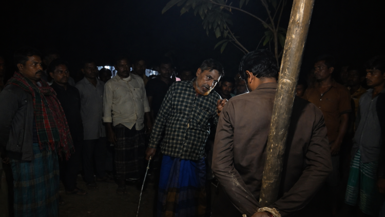জুয়ার টাকা জোগাতে নলকূপ চুরি, হাতেনাতে ধরা—বাবার হাতেই শাস্তি