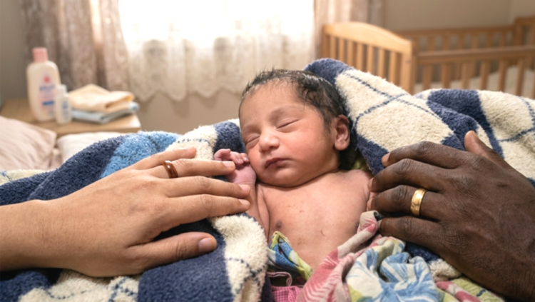 অন্ধকার রাতে সড়কের পাশে মিললো নবজাতক শিশু