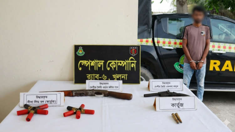 লনা আড়ংঘাটায় সন্ত্রাসী সুজন অস্ত্রসহ গ্রেপ্তার