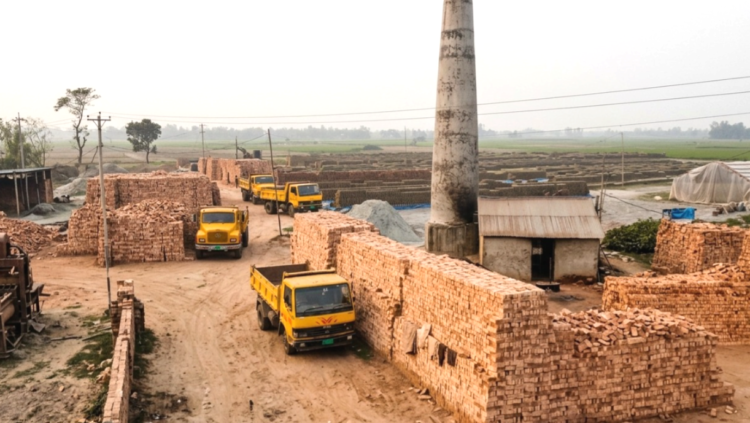 আশুলিয়ার শিমুলিয়া ইউনিয়নের রাঙামাটি এলাকায় অবৈধ ইটভাটার দৌরাত্ম্য