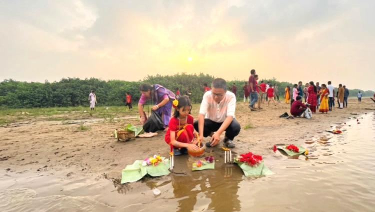 দীঘিনালায় ফুল অর্পণের মাধ্যমে শুরু বিজু উৎসব