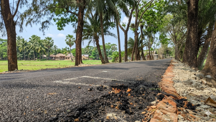 বরগুনায় সড়ক সংস্কারে অনিয়মের অভিযোগ, তদন্ত দাবি