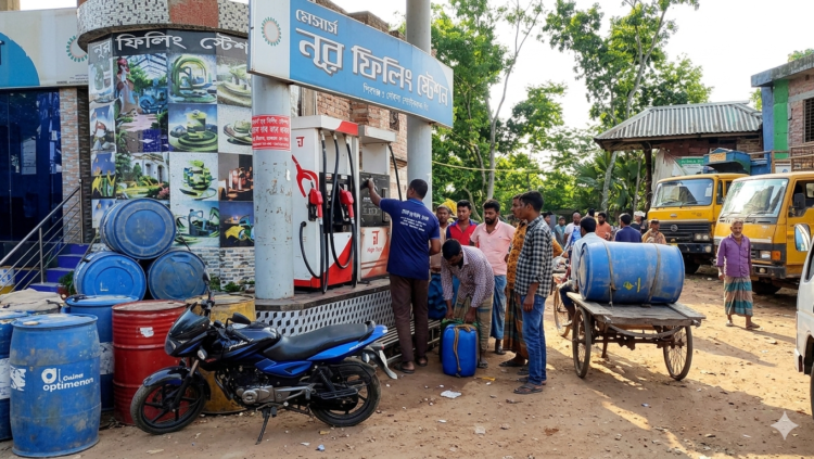 যশোর সদর উপজেলার সুতীঘাটা নুর পেট্রোল পাম্প মালিক সরকারি নিয়ম অমান্য করে তেল বিক্রির অভিযোগ