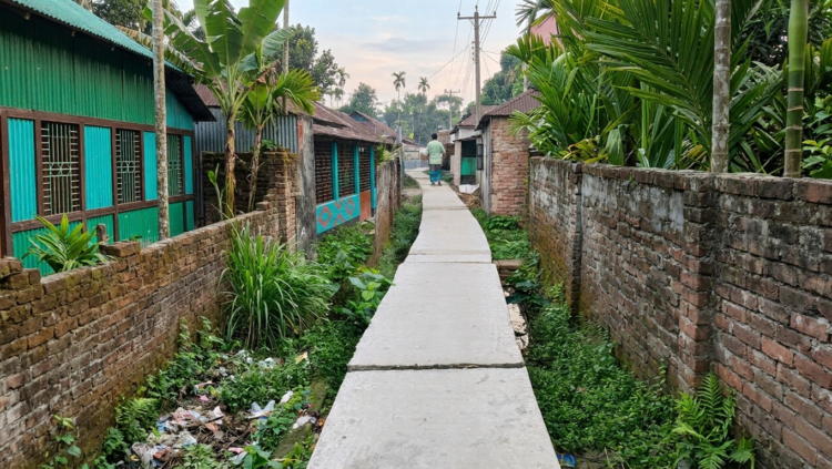 নান্দাইল পৌরসভার সড়ক বেহাল : তিন বছরেও শেষ হয়নি ড্রেন নির্মাণ
