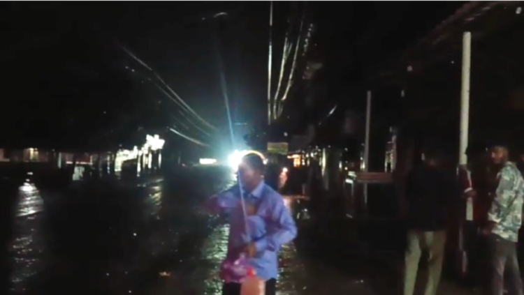 ঘূর্ণিঝড় ও টানা বৃষ্টিতে অচল গিয়াসনগর বাজার, বিদ্যুৎ সংকট চরমে