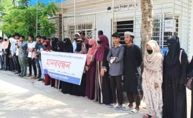 শ্যামনগরে নদীর চরে গাছ নিধনের প্রতিবাদে মানববন্ধন