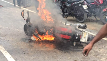 রাজারহাটে তেলের পাম্পে  মোটরসাইকেলে আগুন