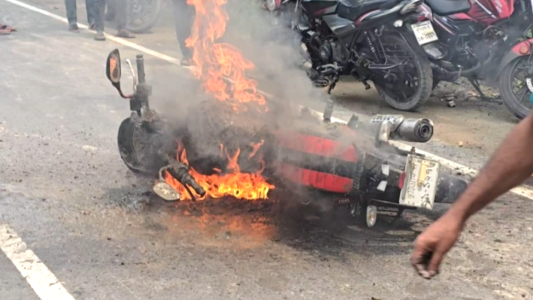 রাজারহাটে তেলের পাম্পে  মোটরসাইকেলে আগুন