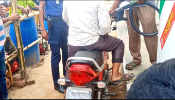 কাগজ ছাড়াই তেল পাচ্ছে গাড়ি, হিলি ফিলিং স্টেশনে অনিয়মের অভিযোগ