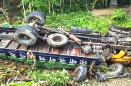 টরকী নীলখোলা ব্রিজের রেলিং ভেঙে ট্রাক খাদে