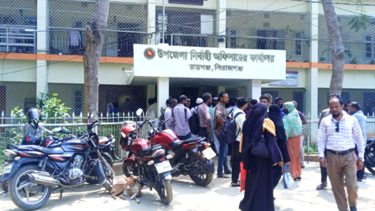 ‎ফুয়েল কার্ড পেতে ডিসি ও ইউএনও কার্যালয়ে বাইকারদের ঢল