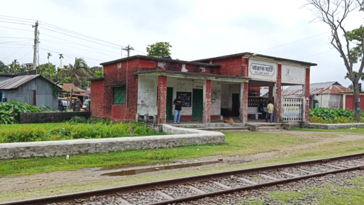 রাজারহাট রেলস্টেশন ময়লার ভাগাড়ে পরিণত ছড়াচ্ছে  দুর্গন্ধ : চরম দুর্ভোগে যাত্রীরা