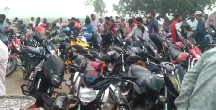 হিলি ফিলিং স্টেশনে হাজারো মোটরসাইকেলের ভিড়, ইউএনওর উপস্থিতিতে তেল বিক্রি