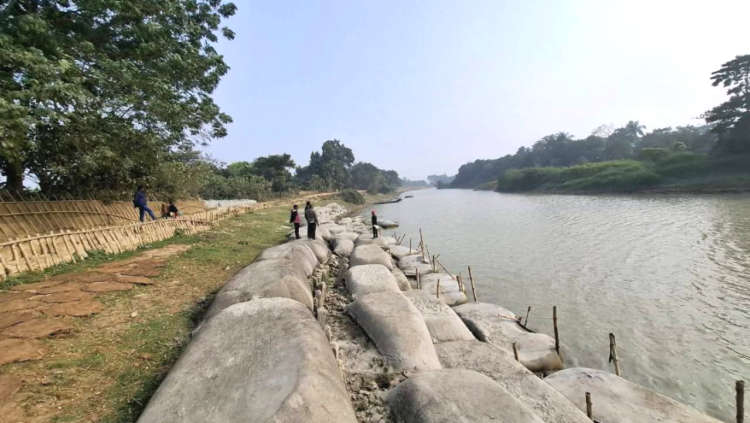 ধর্মপাশায় ৩০০ মিটার সড়ক ধসে নদীতে বিলীন, দুর্ভোগে কৃষকরা