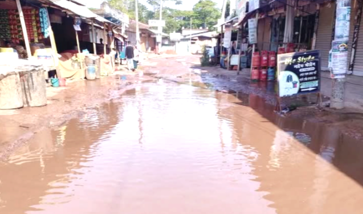 উজিরপুরে ধামুরা–সানুহার সড়কের ঈদগাহ মার্কেট অংশ বেহাল, জনদুর্ভোগ চরমে