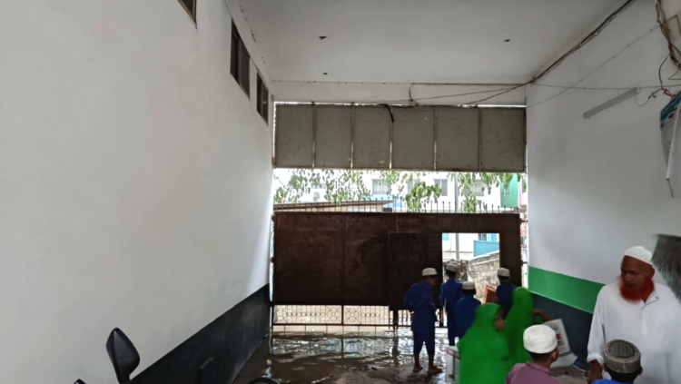 ছাগলনাইয়া আজিজিয়া মাদরাসার সামনে জলাবদ্ধতা: দুর্ভোগে হাজারো শিক্ষার্থী