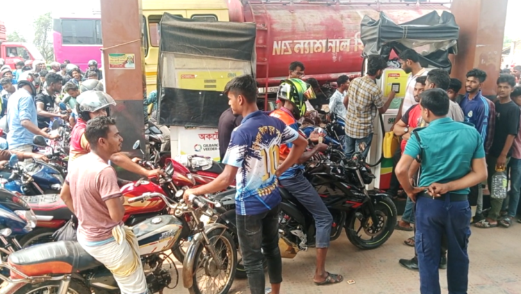 রাজশাহীর বেসির ভাগ পাম্পে পাতি নেতার দাপট: লাইনে বিশৃঙ্খলা, সাধারণ মানুষ ক্ষুব্ধ