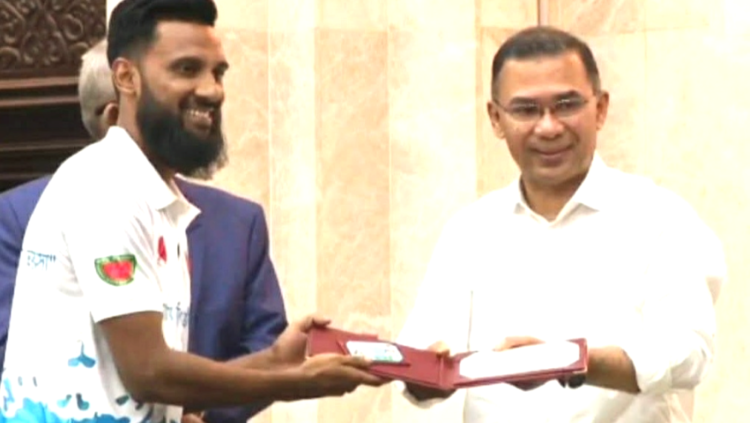 তারেক জিয়ার হাত থেকে স্বর্ণ পদক গ্রহণ করলেন  শাটলার তানভীর