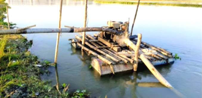 কুড়িগ্রাম ভূরুঙ্গামারীতে  অবৈধভাবে বালু উত্তোলন করায়  নির্মাণাধীন সোনাহাট সেতু ও নদীর তীর রক্ষা বাঁধ ঝুঁকিপূর্ণ