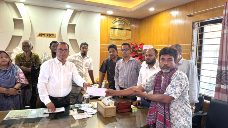 ঝালকাঠীতে অগ্নিকাণ্ডে ক্ষতিগ্রস্ত পরিবারের পাশে  জেলা পরিষদ প্রশাসক এ্যাড. শাহাদাৎ