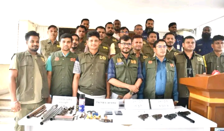 পাবনা গোয়েন্দা শাখা (ডিবি)বিশেষ অভিযান পরিচালনা করে বিপুল পরিমাণ অস্ত্রসহ একজন গ্রেফতার