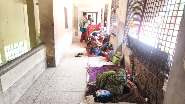 আমতলীতে বাড়ছে ডায়রিয়া রোগী, ৭ দিনে ভর্তি ৫৯ জন অধিকাংশই শিশু ও বয়স্ক; বেড সংকটে বারান্দায় চিকিৎসা