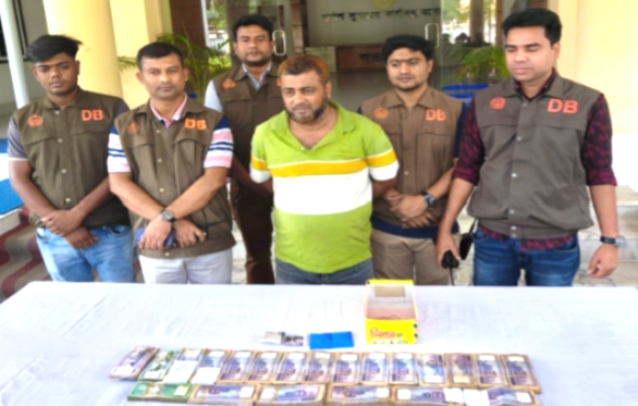 যশোরের ঝিকরগাছায় ডিবি অভিযান চালিয়ে ৩০০ পিস ইয়াবা ও সাড়ে ১৯ লাখ টাকা উদ্ধার: গ্রেফতার ১