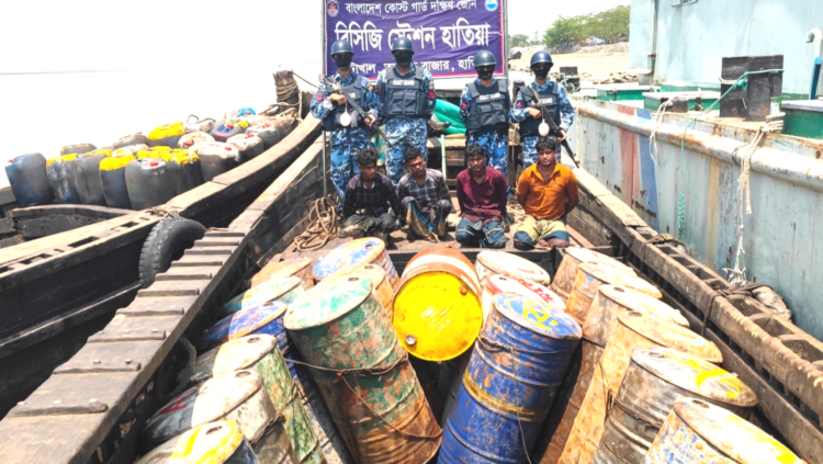 হাতিয়ায় অবৈধ জ্বালানি তেলসহ ৪ জন আটক