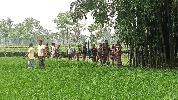 পাটগ্রাম সীমান্তে বিএসএফের গুলিতে যুবক আহত, প্রতিক্রিয়ায় ভারতীয় নাগরিককে তুলে এনেছে এলাকাবাসী