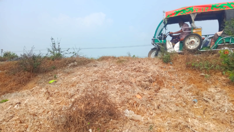 স্বাস্থ্যঝুঁকি,পরিবেশ দূষণ ও দুর্ভোগ সৃষ্টিকারী  হল আবাদ পুকুর মুরগি ব্যবসায়ীরা