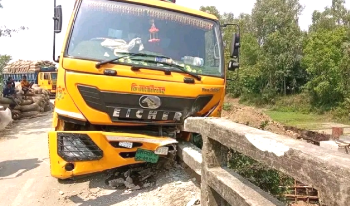 আত্রাই-ভবানীগঞ্জ সড়কে ট্রাক দুর্ঘটনা, অল্পের জন্য রক্ষা