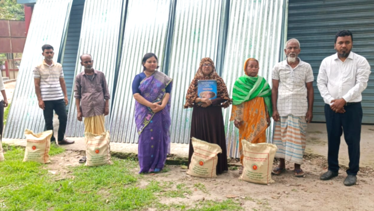 সৈয়দপুরে অসহায় পরিবারের মাঝে উপজেলা প্রশাসনের ঢেউটিন বিতরণ