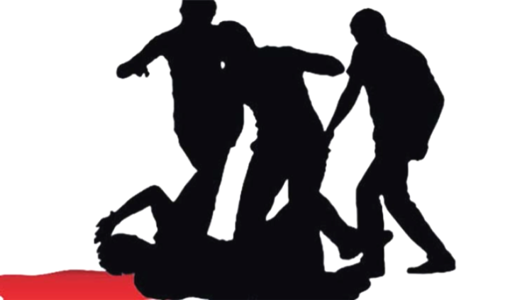 নওগাঁর আত্রাইয়ে সিগারেট কেনার টাকা না পেয়ে মা ও ছেলেকে পিটিয়ে জখম