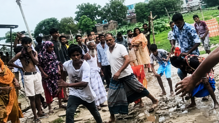 হ্যান্ডকাফসহ আসামি ছিনিয়ে নিল মাদক কারবারিরা