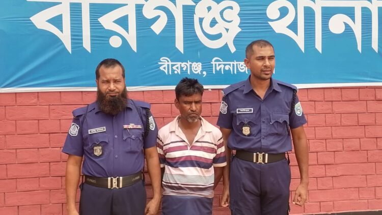 বীরগঞ্জে ৬০০ ইয়াবা ও ৫ কেজি গাঁজাসহ মাদক বিক্রেতা গ্রেফতার