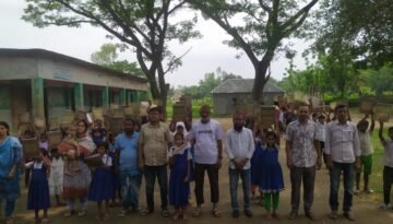 রায়গঞ্জে কাজী ফার্মসের উদ্যোগে শিক্ষার্থীদের মাঝে শিক্ষা সামগ্রী বিতরণ