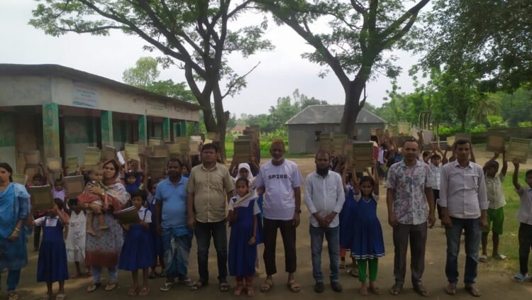 রায়গঞ্জে কাজী ফার্মসের উদ্যোগে শিক্ষার্থীদের মাঝে শিক্ষা সামগ্রী বিতরণ