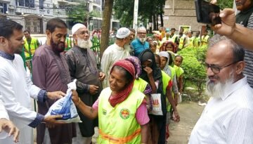 সেক্টর নিরাপত্তা কর্মী ও পরিচ্ছন্ন কর্মীদের মাঝে মৌসুমী ফল বিতরণ